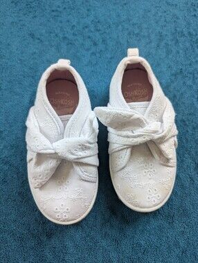OshKosh B'gosh White Eyelet Knot Slip-On Sneakers - Kids Size 7